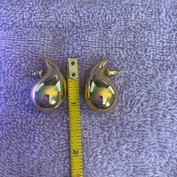 Elegant Gold Tone Teardrop Earrings - Picture 10 of 10